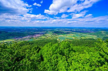 Swabian Alb, Ochsenwang, Stuttgart, Almanya 'ya bakan Breitenstein Dağı manzarası