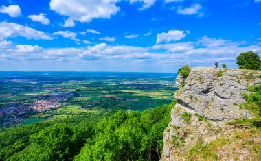 Swabian Alb, Ochsenwang, Stuttgart, Almanya 'ya bakan Breitenstein Dağı manzarası