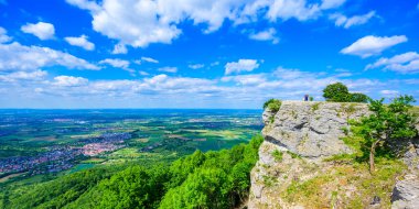 Swabian Alb, Ochsenwang, Stuttgart, Almanya 'ya bakan Breitenstein Dağı manzarası