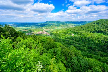 Swabian Alb, Ochsenwang, Stuttgart, Almanya manzaralı Moerikefels Dağı manzaralı