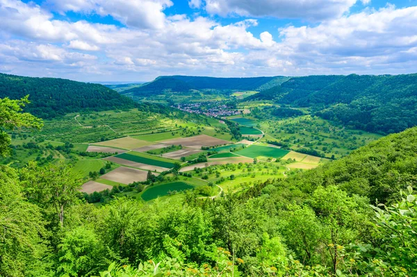 Swabian Alb, Ochsenwang, Stuttgart, Almanya manzaralı Moerikefels Dağı manzaralı