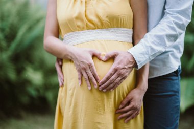 Genç hamile çift çocuk bekliyor - Mutlu Aile Anları - Baba ve Anne birlikte