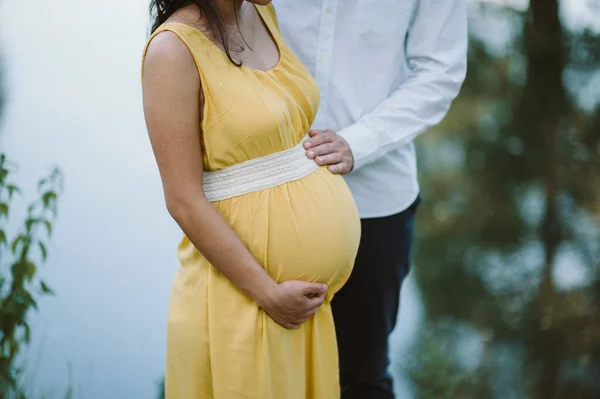 Joven Pareja Embarazada Esperando Hijo Felices Momentos Familiares Naturaleza Padre — Foto de Stock