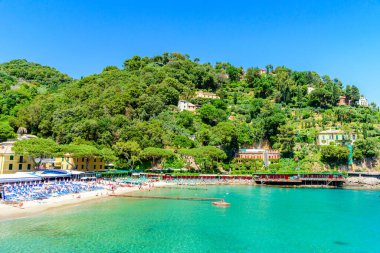 Santa Margherita Ligure 'deki Paraggi Körfezi. Portofino yakınlarında cennet gibi beyaz bir plajı var. İtalya Akdeniz 'i.