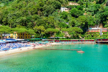 Santa Margherita Ligure 'deki Paraggi Körfezi. Portofino yakınlarında cennet gibi beyaz bir plajı var. İtalya Akdeniz 'i.