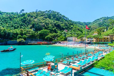 Santa Margherita Ligure 'deki Paraggi Körfezi. Portofino yakınlarında cennet gibi beyaz bir plajı var. İtalya Akdeniz 'i.