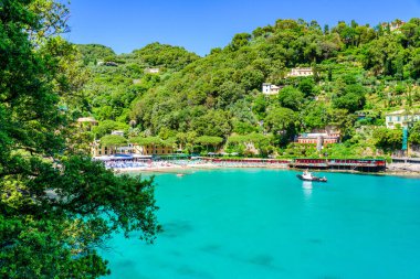 Santa Margherita Ligure 'deki Paraggi Körfezi. Portofino yakınlarında cennet gibi beyaz bir plajı var. İtalya Akdeniz 'i.