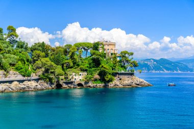 Santa Margherita Ligure 'deki Paraggi Körfezi. Portofino yakınlarında cennet gibi beyaz bir plajı var. İtalya Akdeniz 'i.