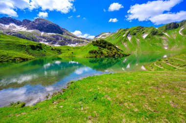 Schrecksee Gölü - Hinterstein yakınlarındaki Allgaeu Alplerinde güzel bir turkuaz alp gölü, Almanya, Bavyera 'da yürüyüş noktası
