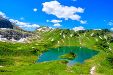 Schrecksee Gölü - Hinterstein yakınlarındaki Allgaeu Alplerinde güzel bir turkuaz alp gölü, Almanya, Bavyera 'da yürüyüş noktası