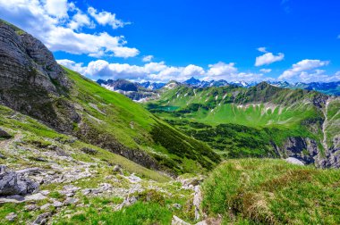 Schrecksee Gölü - Hinterstein yakınlarındaki Allgaeu Alplerinde güzel bir turkuaz alp gölü, Almanya, Bavyera 'da yürüyüş noktası