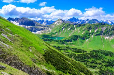 Schrecksee Gölü - Hinterstein yakınlarındaki Allgaeu Alplerinde güzel bir turkuaz alp gölü, Almanya, Bavyera 'da yürüyüş noktası