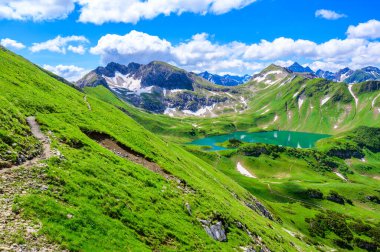 Schrecksee Gölü - Hinterstein yakınlarındaki Allgaeu Alplerinde güzel bir turkuaz alp gölü, Almanya, Bavyera 'da yürüyüş noktası