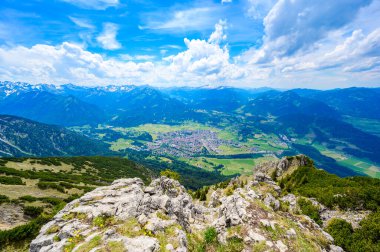 Oberstdorf - Bavyera 'daki Dağ Köyü, Allgaeu Alpleri' nin güzel dağ manzarası, Almanya