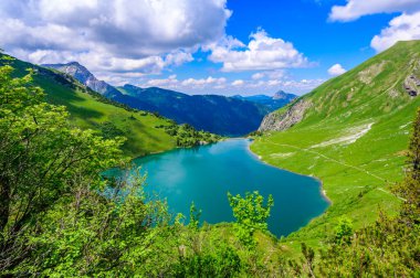 Tannheimer Tal 'da Traualpsee, Tannheim, Reutte, Tirol - Avusturya' daki güzel dağ manzarası
