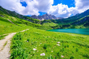 Tannheimer Tal 'da Traualpsee, Tannheim, Reutte, Tirol - Avusturya' daki güzel dağ manzarası