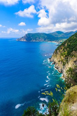 Monterosso - İtalya kıyılarındaki Cinque Terre Ulusal Parkı Köyü. İtalya 'nın kuzeyindeki La Spezia ili - Avrupa' da yürüyüş ve eğlence için seyahat yeri.