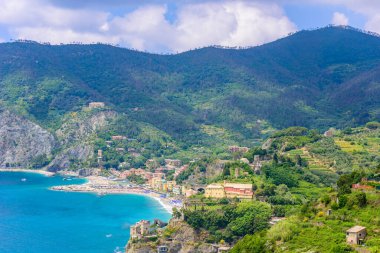 Monterosso - İtalya kıyılarındaki Cinque Terre Ulusal Parkı Köyü. İtalya 'nın kuzeyindeki La Spezia ili - Avrupa' da yürüyüş ve eğlence için seyahat yeri.