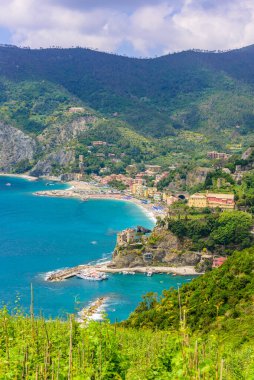 Monterosso - İtalya kıyılarındaki Cinque Terre Ulusal Parkı Köyü. İtalya 'nın kuzeyindeki La Spezia ili - Avrupa' da yürüyüş ve eğlence için seyahat yeri.