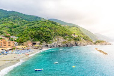 Monterosso 'daki Fegina plajı. İtalya kıyılarındaki Cinque Terre Ulusal Parkı Köyü. İtalya 'nın kuzeyindeki La Spezia ili - Avrupa' da yürüyüş ve eğlence için seyahat yeri.