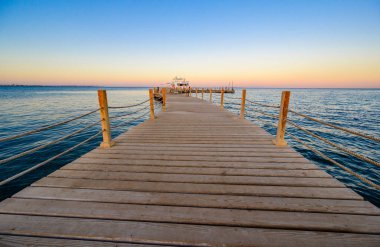 Günbatımında Hurghada 'da Kereste İskelesi ve lüks yat, gezinti güvertesi manzarası - Mısır, Afrika