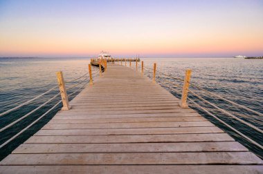 Günbatımında Hurghada 'da Kereste İskelesi ve lüks yat, gezinti güvertesi manzarası - Mısır, Afrika