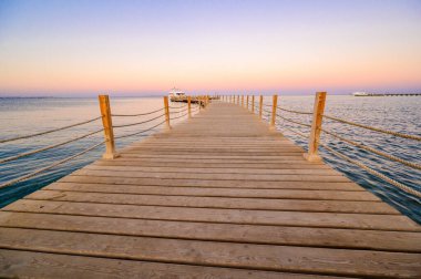 Günbatımında Hurghada 'da Kereste İskelesi ve lüks yat, gezinti güvertesi manzarası - Mısır, Afrika
