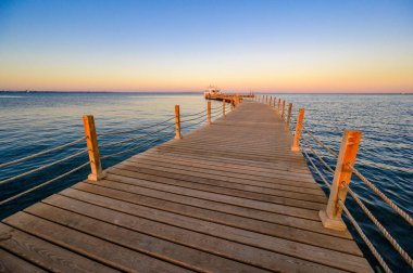 Günbatımında Hurghada 'da Kereste İskelesi ve lüks yat, gezinti güvertesi manzarası - Mısır, Afrika