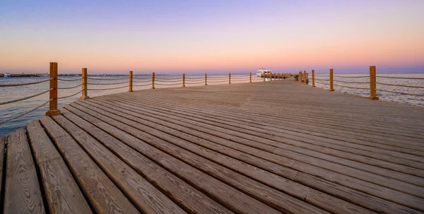 Houten Pier Aan Rode Zee Hurghada Bij Zonsondergang Luxe Jacht — Stockfoto