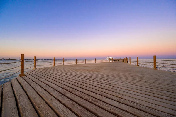 Drewniany Pomost Morzu Czerwonym Hurghadzie Zachodzie Słońca Luksusowy Jacht Widok — Zdjęcie stockowe