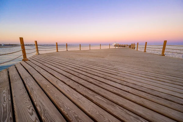 Houten Pier Aan Rode Zee Hurghada Bij Zonsondergang Luxe Jacht — Stockfoto