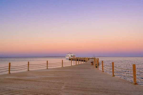 Wooden Pier Красном Море Хургаде Закате Роскошная Яхта Вид Прогулочную — стоковое фото