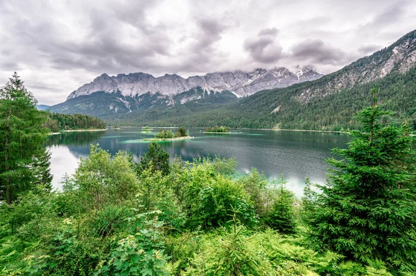 Kis Szigetek Fenyőfákkal Eibsee Közepén Zugspitze Hegységgel Gyönyörű Táj Táj — Stock Fotó