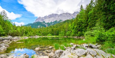 Frillensee Gölü ve Zugspitze dağı. Alman Alpleri, Bavyera, Almanya ve Avrupa 'daki Eibsee Gölü' nün güzel manzarası.