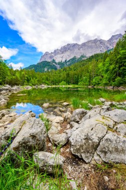 Frillensee Gölü ve Zugspitze dağı. Alman Alpleri, Bavyera, Almanya ve Avrupa 'daki Eibsee Gölü' nün güzel manzarası.