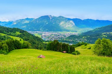Eckbauer Dağı 'nın tepesinden, Zugspitze yakınlarında yer alan Garmisch-Partenkirchen bölgesindeki Alpler' e kadar Almanya 'nın Bavyera kentindeki manzara çok güzel.