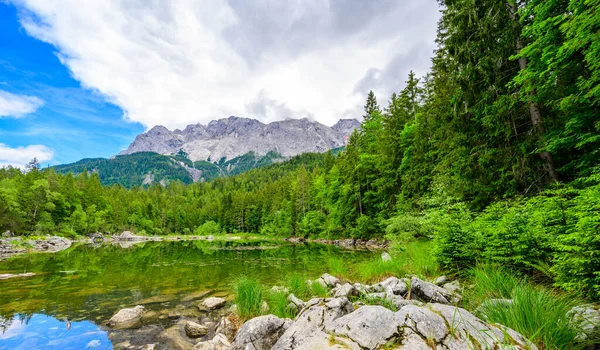 Zugspitze山とFrillensee湖 ドイツアルプス バイエルン州 ドイツ ヨーロッパのアイビゼー湖の美しい風景 — ストック写真