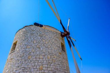 Yunanistan 'ın Kerkyra kenti yakınlarındaki geleneksel Yunan Yel değirmeni Korfu - Avrupa' da seyahat noktası