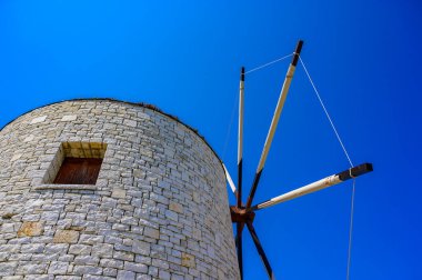 Yunanistan 'ın Kerkyra kenti yakınlarındaki geleneksel Yunan Yel değirmeni Korfu - Avrupa' da seyahat noktası