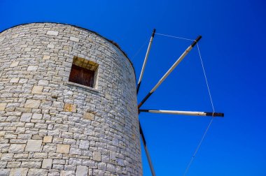 Yunanistan 'ın Kerkyra kenti yakınlarındaki geleneksel Yunan Yel değirmeni Korfu - Avrupa' da seyahat noktası