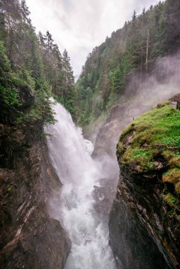 Cascate di Riva - Campo Tures Falls ya da Reinbach şelalesi olarak da bilinir Ahrntal Alpler, Dolomitler, Güney Tyrol, İtalya
