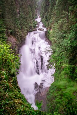 Cascate di Riva - Campo Tures Falls ya da Reinbach şelalesi olarak da bilinir Ahrntal Alpler, Dolomitler, Güney Tyrol, İtalya