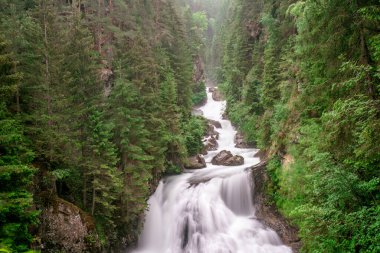 Cascate di Riva - Campo Tures Falls ya da Reinbach şelalesi olarak da bilinir Ahrntal Alpler, Dolomitler, Güney Tyrol, İtalya