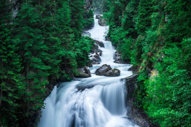 Cascate di Riva - Campo Tures Falls ya da Reinbach şelalesi olarak da bilinir Ahrntal Alpler, Dolomitler, Güney Tyrol, İtalya