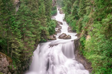 Cascate di Riva - Campo Tures Falls ya da Reinbach şelalesi olarak da bilinir Ahrntal Alpler, Dolomitler, Güney Tyrol, İtalya