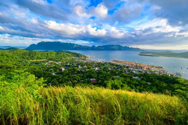 Gün batımında Busuanga Adası 'ndaki Tapyas Dağı' ndan Coron Town ve Körfezi manzarası - Cennet manzaralı tropikal bir yer, Palawan, Filipinler.