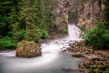 Cascate di Riva - Campo Tures Falls ya da Reinbach şelalesi olarak da bilinir Ahrntal Alpler, Dolomitler, Güney Tyrol, İtalya