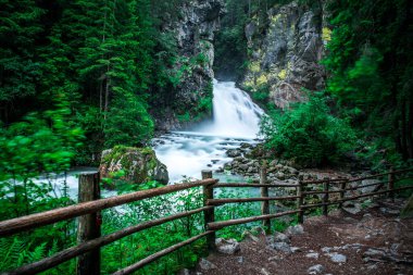 Cascate di Riva - Campo Tures Falls ya da Reinbach şelalesi olarak da bilinir Ahrntal Alpler, Dolomitler, Güney Tyrol, İtalya