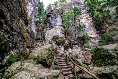 Bastei Ulusal Parkı 'ndaki Schwedenloecher Vadisi' nde yürüyüş. İsviçre, Elbe Nehri üzerindeki Elbe Kum Taşı Dağları, Almanya..