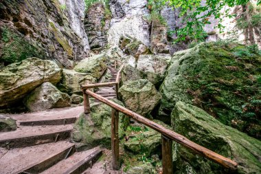 Bastei Ulusal Parkı 'ndaki Schwedenloecher Vadisi' nde yürüyüş. İsviçre, Elbe Nehri üzerindeki Elbe Kum Taşı Dağları, Almanya..